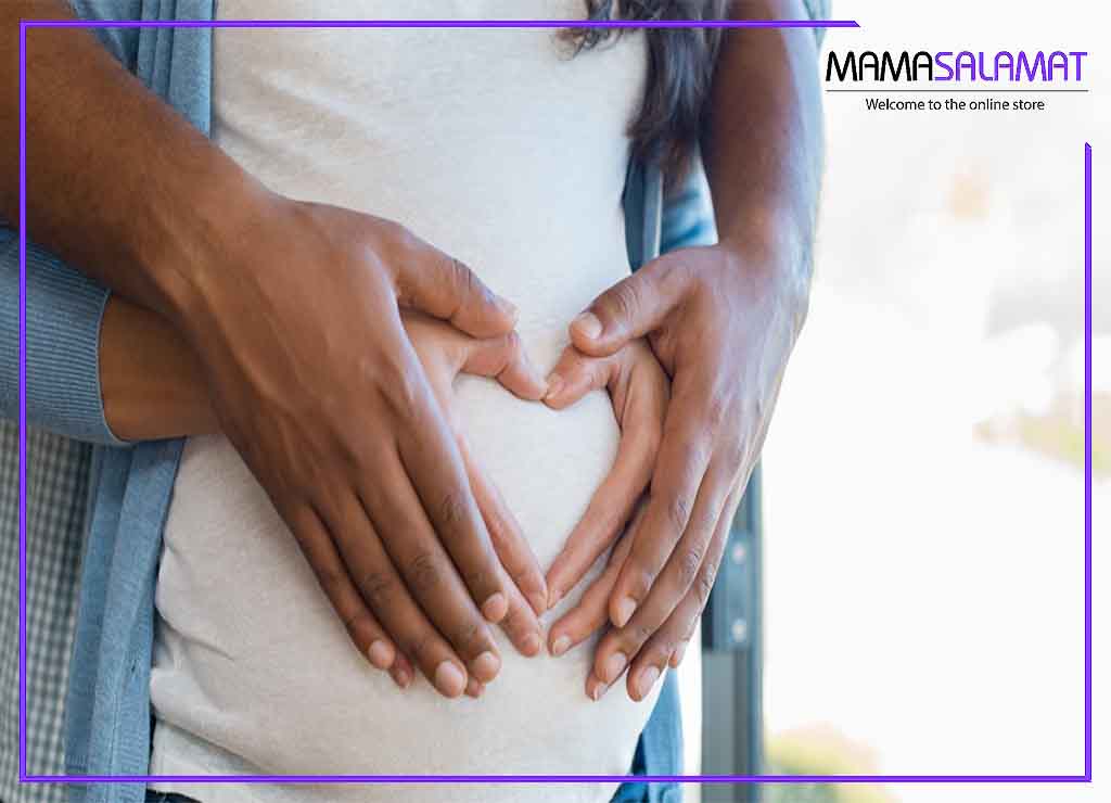 نگرانی‌های دوران بارداری تصویر دستهای زن و شوهر بر روی شکم خانم باردار