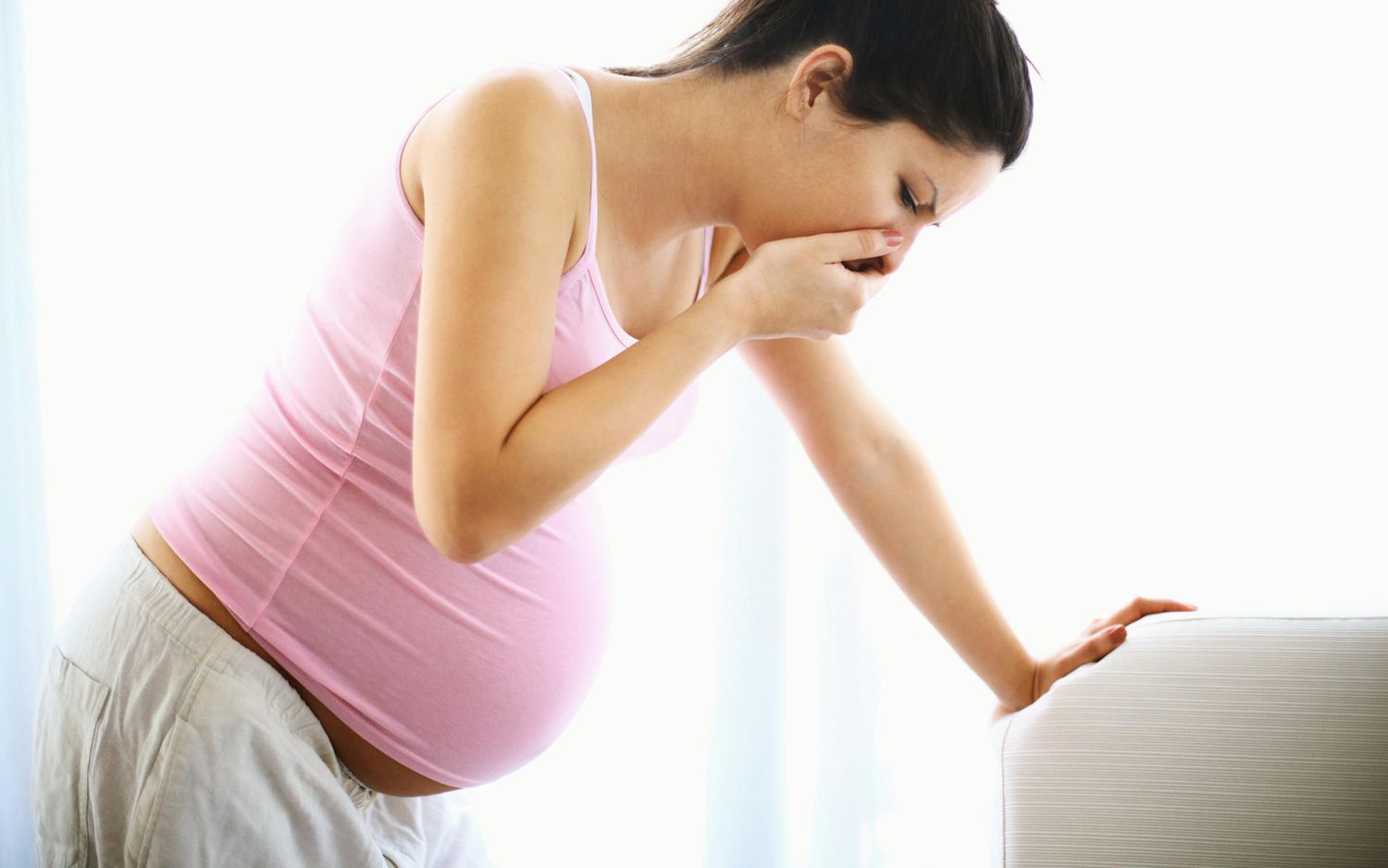 تغییرات هورمونی در بارداری تصویر خانم باردار با حالت تهوع