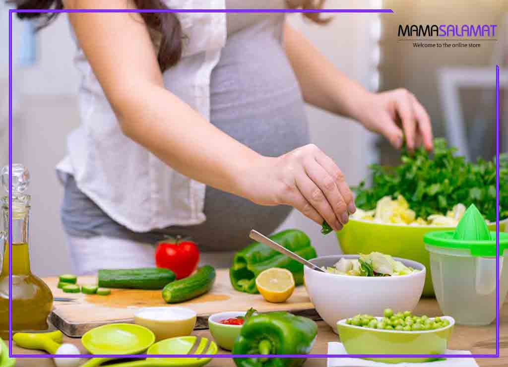 رژیم غذایی سه ماهه اول بارداری خانم باردار در حال استفاده از موا غذایی طبیعی