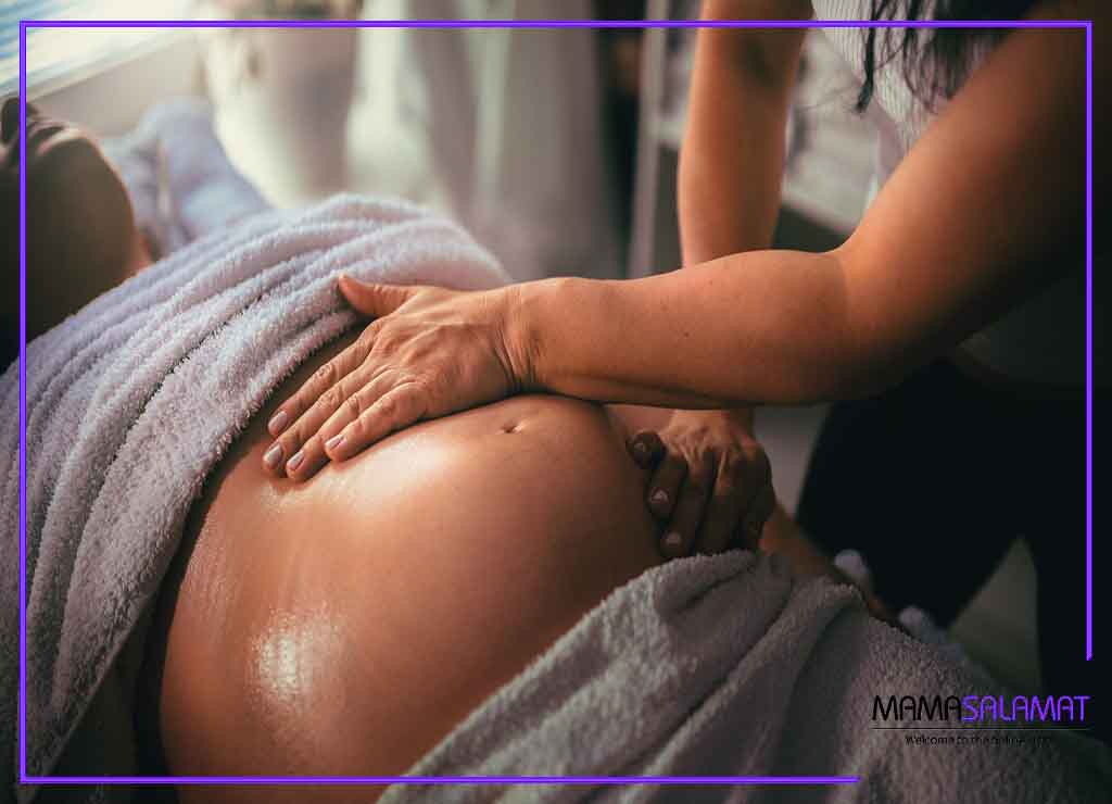 ماساژ در دوران بارداری شکم خانم حامله در حال ماساژ دادن