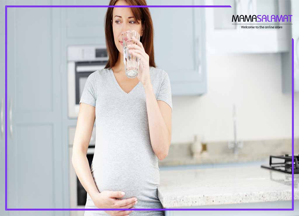 زیبایی در دوران بارداری مادر باردار در حال نوشیدن آب