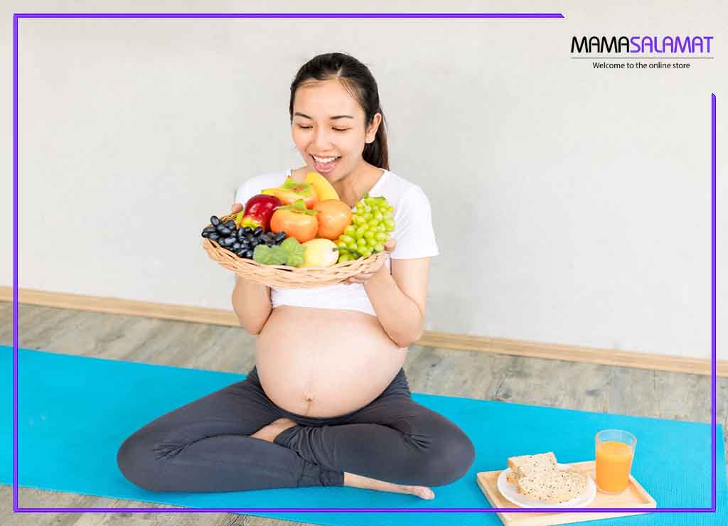 رژیم غذایی سه ماهه اول بارداری خانم باردار و بشقاب میوه های رنگارنگ