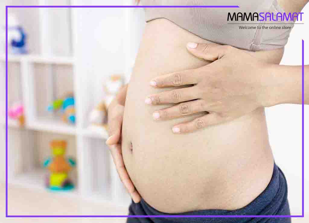 مشکلات سه ماهه اول بارداری شکم خانم باردار در ماه‌های اول بارداری