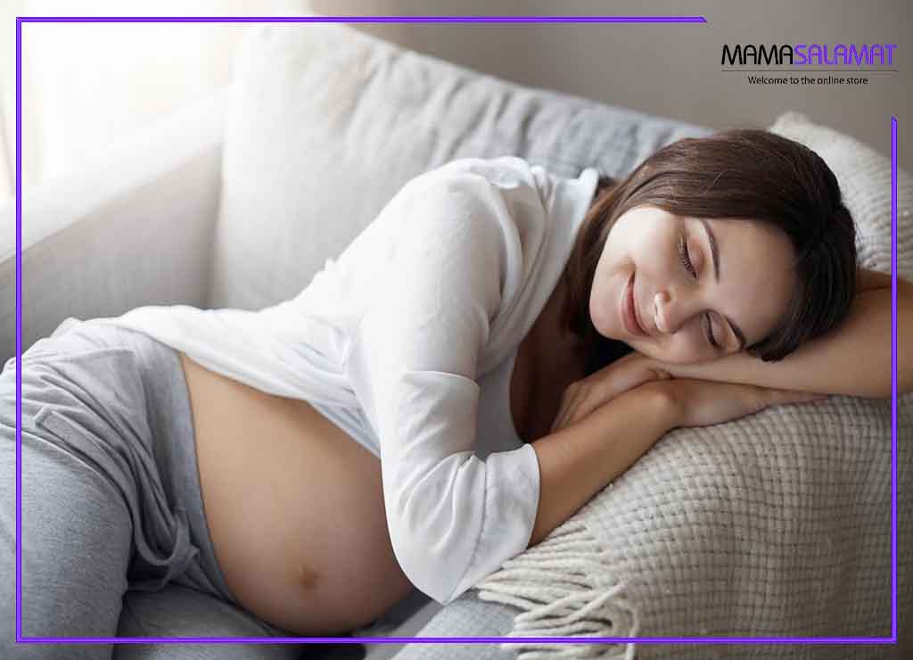 احساس خستگی در دوران بارداری خانم باردار خسته در حال استراحت بر روی مبل