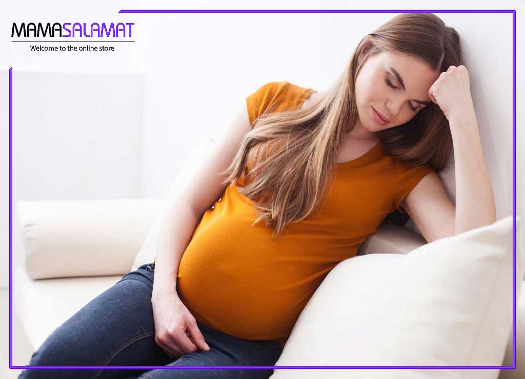 نگرانی‌های دوران بارداری تصویر خانم باردار با حالت نگران و مضطرب