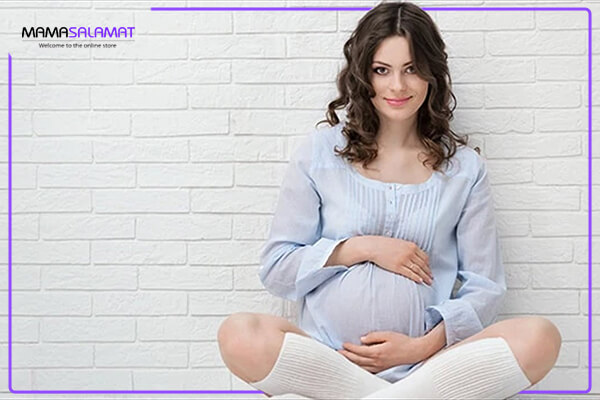 زیبایی در دوران بارداری مادر باردار نشسته