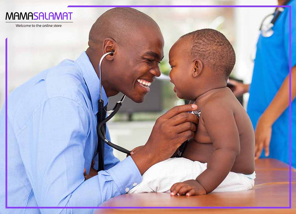 نوزاد اسم خود را تشخیص می دهد معاینه نوزاد توسط پزشک