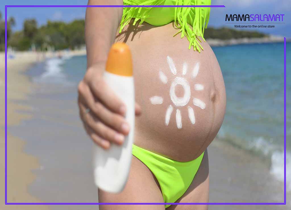  ضد آفتاب مناسب بارداری خانم باردار د رساحل دریا با لوسیون ضد آفتاب در دست