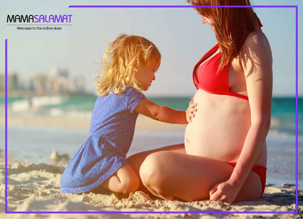 ضدآفتاب مناسب بارداری تصویر مادر باردار و فرزند کنار ساحل
