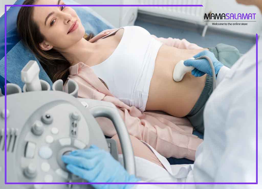 سونوگرافی در بارداری تصویر خانم در حال انجام سونوگرافی