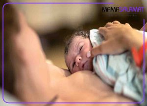 دفع مکونیوم جنین-نوزاد در آغوش مادر