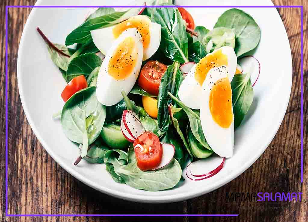 لیست غذاهای مناسب دیابت بارداری ظرف سالاد حاوی تخم مرغ