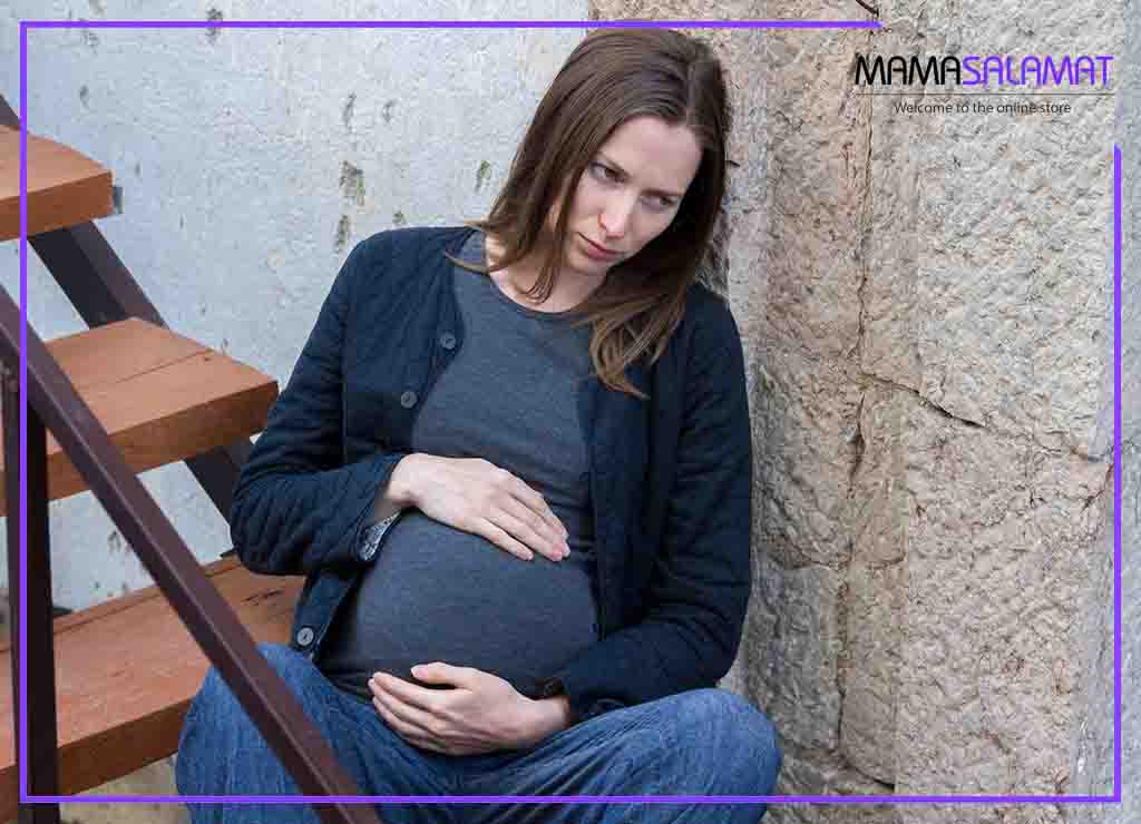 افسردگی در بارداری مادر باردار ناراحت و افسرده