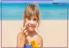 استفاده از کرم ضد آفتاب برای کودکان کرم زدن کودک در کنار ساحل
