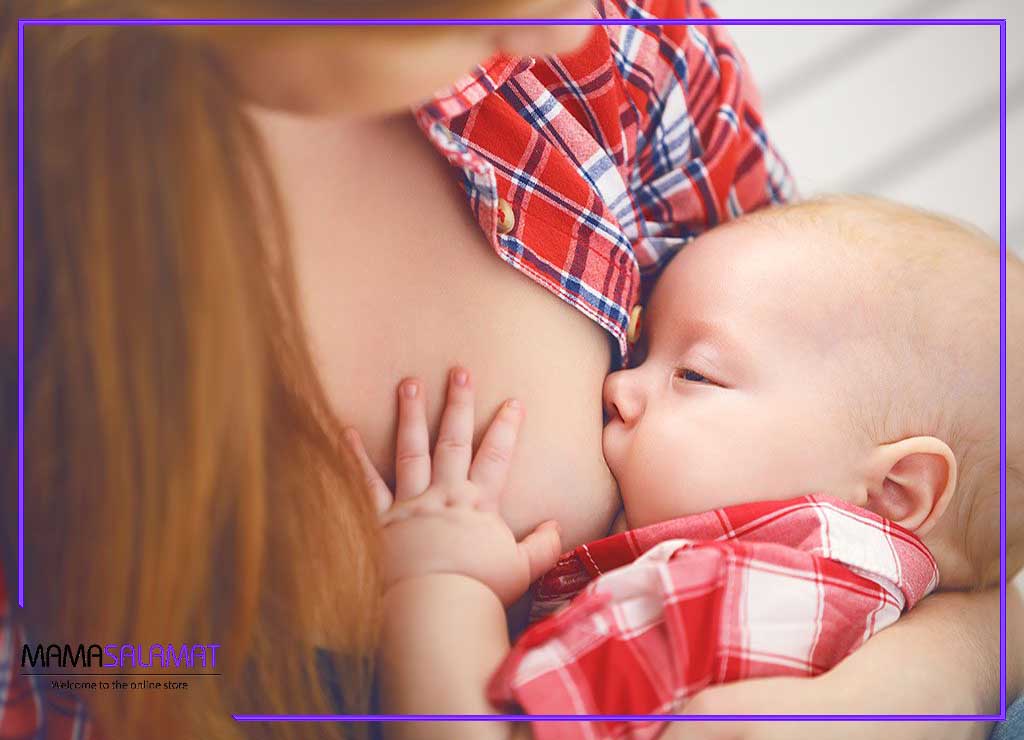 بالش شیردهی نوزاد مادر درحال شیر دادن به نوزاد