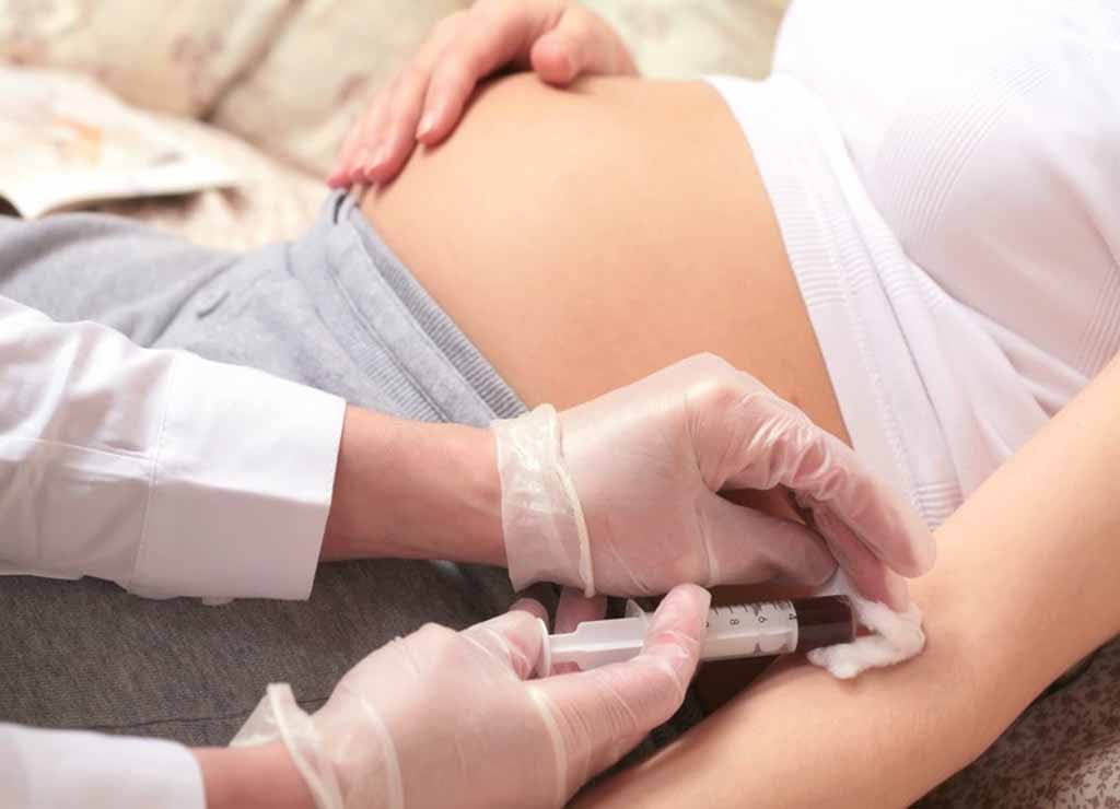 آزمایشات دوران حاملگی (غربالگری) زنان خانم باردار در حال انجام آزماش خون