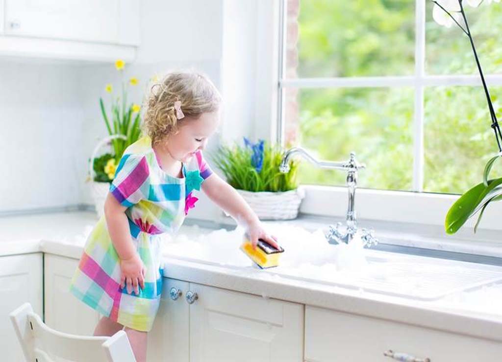 کودک و شستن ظرفشویی